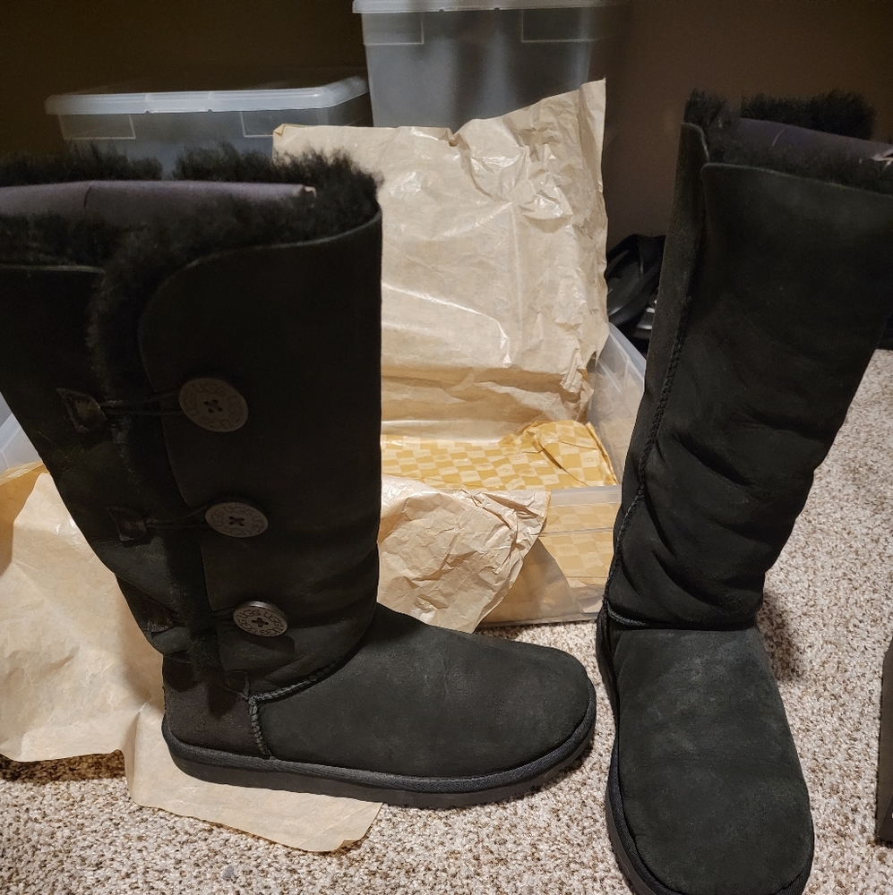 UGG | Classic Tall 3 Buttons | Size: 9